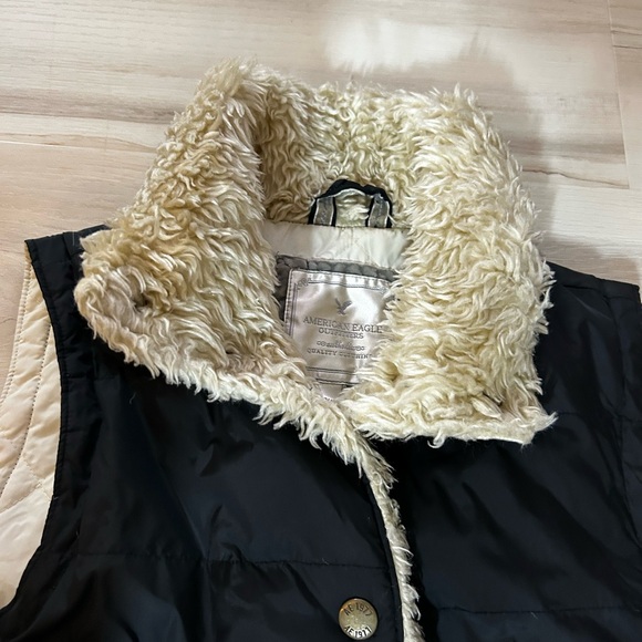 American Eagle Outfitters Black Vest with Cream Lining - Picture 3 of 12